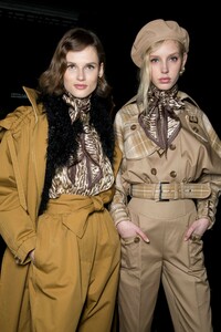 backstage-defile-zimmermann-automne-hiver-2019-2020-new-york-coulisses-69.thumb.jpg.5516c9fdb7f9827a254f645f75e83d47.jpg