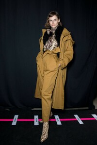 backstage-defile-zimmermann-automne-hiver-2019-2020-new-york-coulisses-77.thumb.jpg.9e33b862f473b0e7260ab80de408305d.jpg