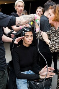 backstage-defile-zimmermann-automne-hiver-2019-2020-new-york-coulisses-8.thumb.jpg.2997e36a545925731fe27c38793fed6b.jpg