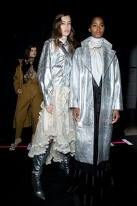 backstage-defile-zimmermann-automne-hiver-2019-2020-new-york-coulisses-84.thumb.jpg.ad1a05d0f1d92009bf8d548cedd4a857.jpg