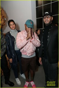 beyonce-jay-z-couple-up-at-dreamweavers-exhibition-opening-celebration-06.JPG