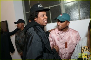 beyonce-jay-z-couple-up-at-dreamweavers-exhibition-opening-celebration-11.JPG