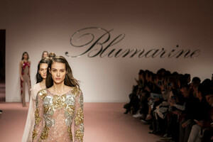 blumarine-rf19-0578.thumb.jpg.842bb44a9e6f8b7a1352b5dbea9f866b.jpg