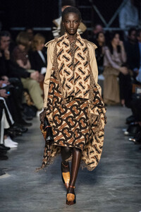 burberry-rf19-0633.thumb.jpg.860ee2fa791cdc84b185a9df27496e42.jpg