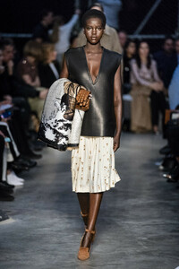 burberry-rf19-0709.thumb.jpg.0d5a829a110a0f2a135f1b25a3efefd0.jpg