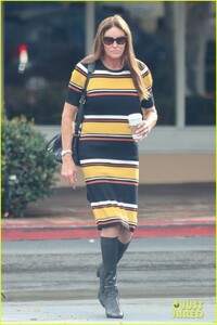 caitlyn-jenner-wears-striped-dress-01.thumb.jpg.00b6c4d3e6217bc149e0c3bf32d00af1.jpg