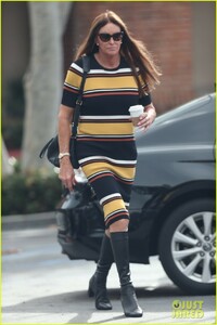 caitlyn-jenner-wears-striped-dress-03.thumb.jpg.cbc333de9e13e01b085d10e39a0228fe.jpg