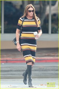 caitlyn-jenner-wears-striped-dress-05.thumb.jpg.59652cf5160a5c5f32b419f748e9d578.jpg