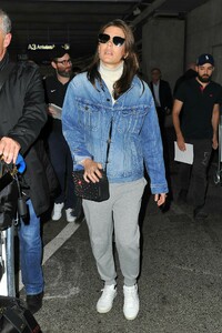 charlotte-casiraghi-at-nice-airport-05-09-2018-0.thumb.jpg.823e674f795ba464f166335893908cbd.jpg