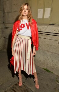 constance-jablonski-moncler-genius-fashion-show-in-milan-02-20-2019-0.jpg