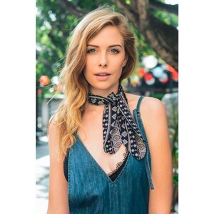 cute-morrocan-style-neckerchief-scarf-leto-wholesale-neck-scarf-stewardess-style-fashion-women-spring-summer-accessory-blogger-look-street-navy.thumb.jpg.c88d5379aa532d705987ade3e253ccdf.jpg