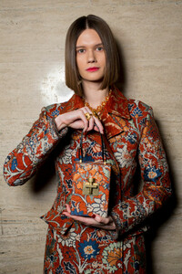 de-la-renta-bks-g-rf19-0254.thumb.jpg.1a15df5679d905abafdc94c1097ec88d.jpg