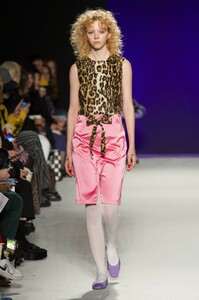 defile-ashley-williams-automne-hiver-2019-2020-londres-look-3.thumb.jpg.a86b4794c2e95c72aa5a0888bca8d683.jpg