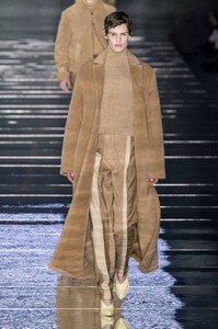defile-boss-automne-hiver-2019-2020-new-york-look-3.thumb.jpg.8839bf8b04d6b50e4afd003f993c8062.jpg