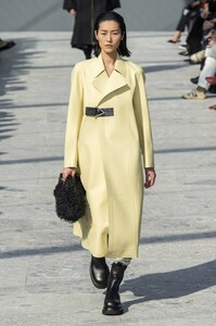 defile-bottega-veneta-automne-hiver-2019-2020-milan-look-32.thumb.jpg.7557a7cb8b98810ddf8074f77aa729d5.jpg