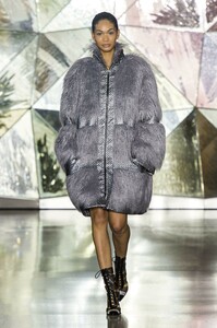 defile-christian-siriano-automne-hiver-2019-2020-new-york-look-1.thumb.jpg.22f4fa0f191ae684017c8f148e6909ed.jpg