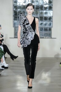 defile-david-koma-automne-hiver-2019-2020-londres-look-38.thumb.jpg.051008727a9d354f35b25d89dc4d3112.jpg