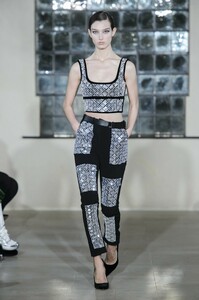 defile-david-koma-automne-hiver-2019-2020-londres-look-41.thumb.jpg.da31de5c7cf7748d2f888ea768ffb264.jpg