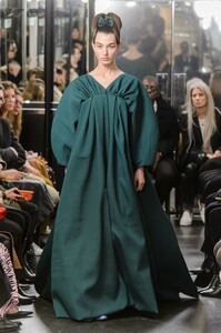 defile-emilia-wickstead-automne-hiver-2019-2020-londres-look-26.thumb.jpg.48c426c5d40645872af891858f7ba372.jpg
