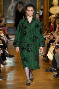 defile-erdem-automne-hiver-2019-2020-londres-look-1.thumb.jpg.9877809b456259fcf7e62840e40c32b7.jpg