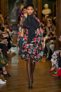 defile-erdem-automne-hiver-2019-2020-londres-look-29.thumb.jpg.eab45c3bed1891a6c6dd92b60d991cd6.jpg