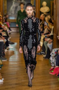 defile-erdem-automne-hiver-2019-2020-londres-look-4.thumb.jpg.8054238d8ad9441f3d820c5b585d9cfc.jpg