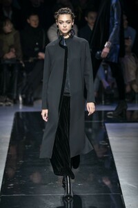 defile-giorgio-armani-automne-hiver-2019-2020-milan-look-11.thumb.jpg.a3dfef4df278b7237c321e9e94a0c7b6.jpg