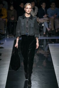defile-giorgio-armani-automne-hiver-2019-2020-milan-look-25.thumb.jpg.6880653e15618e13437468ec5400d83a.jpg