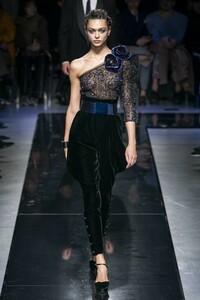 defile-giorgio-armani-automne-hiver-2019-2020-milan-look-90.thumb.jpg.57c3be610c4a869f5e96fad55c804820.jpg