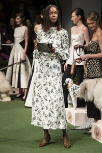 defile-lela-rose-automne-hiver-2019-2020-new-york-look-27.thumb.jpg.1dc6c4494f0ec6f7b1c815bb35bd87cd.jpg