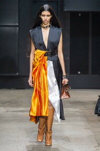 defile-marni-automne-hiver-2019-2020-milan-look-35.thumb.jpg.ae9f677867e0b60046c1205234b80d76.jpg