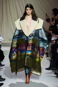 defile-mary-katrantzou-automne-hiver-2019-2020-londres-look-18.thumb.jpg.cefbdb996d9c4f685a984f89a631a6ff.jpg