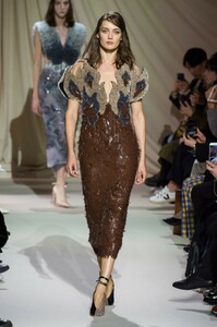 defile-mary-katrantzou-automne-hiver-2019-2020-londres-look-23.thumb.jpg.c961b201fb5972ab5e30380b4a78d196.jpg