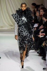 defile-mary-katrantzou-automne-hiver-2019-2020-londres-look-25.thumb.jpg.d49c999da462d249744053a2a620e27c.jpg