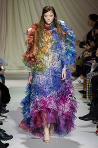 defile-mary-katrantzou-automne-hiver-2019-2020-londres-look-36.thumb.jpg.3ae145471195901521246bd80b333de1.jpg