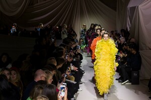 defile-mary-katrantzou-automne-hiver-2019-2020-londres-look-39.thumb.jpg.9f7909803f6413d0274032190809091e.jpg