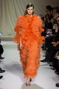 defile-mary-katrantzou-automne-hiver-2019-2020-londres-look-4.thumb.jpg.735669cb573e50a09eaa3580fe701f01.jpg
