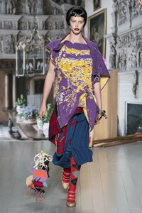 defile-matty-bovan-automne-hiver-2019-2020-londres-look-6.thumb.jpg.6fc76ad952320c193481f867f0d20cf6.jpg