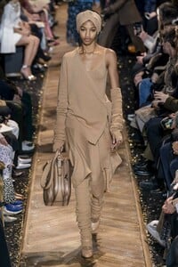 defile-michael-kors-automne-hiver-2019-2020-new-york-look-10.thumb.jpg.5b4a69307fcbe14484a4378760e8c73a.jpg