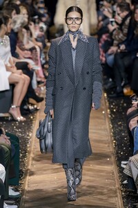 defile-michael-kors-automne-hiver-2019-2020-new-york-look-14.thumb.jpg.1d669d653c5f178a0425f8b416762937.jpg