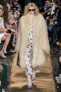 defile-michael-kors-automne-hiver-2019-2020-new-york-look-15.thumb.jpg.5aad13a74279621424bd967ae988ecba.jpg