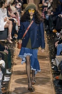 defile-michael-kors-automne-hiver-2019-2020-new-york-look-26.thumb.jpg.ac73de3cb90b551918cfa8763f8a2d88.jpg