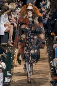 defile-michael-kors-automne-hiver-2019-2020-new-york-look-35.thumb.jpg.98643e334cc37a980d1962ec3ee07aa8.jpg
