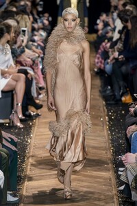 defile-michael-kors-automne-hiver-2019-2020-new-york-look-38.thumb.jpg.15427f3c35b125dd476a9810691e4cda.jpg