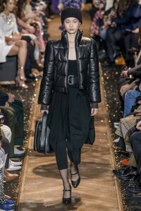 defile-michael-kors-automne-hiver-2019-2020-new-york-look-42.thumb.jpg.9bb85d3e2d0e4920fb4e29f2ec64cd97.jpg