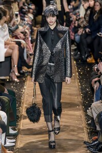 defile-michael-kors-automne-hiver-2019-2020-new-york-look-57.thumb.jpg.b8235f76db6f3cc575ed3919eca46a9d.jpg