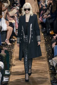 defile-michael-kors-automne-hiver-2019-2020-new-york-look-9.thumb.jpg.c90ae980c7a0783b6f3229df1dc1e008.jpg