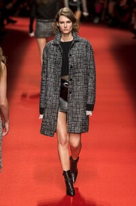 defile-philosophy-di-lorenzo-serafini-automne-hiver-2019-2020-milan-look-18.thumb.jpg.83a0dc3559dfcf6be92c47fc15a250cd.jpg