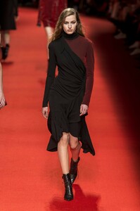 defile-philosophy-di-lorenzo-serafini-automne-hiver-2019-2020-milan-look-33.thumb.jpg.233c84b09ac5981c493a7e20c556cd74.jpg