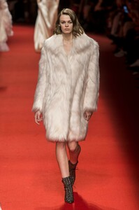defile-philosophy-di-lorenzo-serafini-automne-hiver-2019-2020-milan-look-50.thumb.jpg.607b1344ca72cc462d71d1efd5a6cddd.jpg
